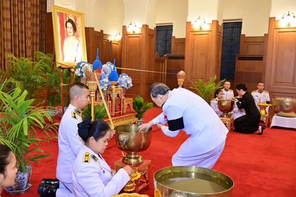 CP Group Pays Tribute to Her Majesty Queen Sirikit The Queen Mother  Senior executives led by Mr Dhanin Chearavanont attend water presentation and sign book of condolence at Grand Palace
