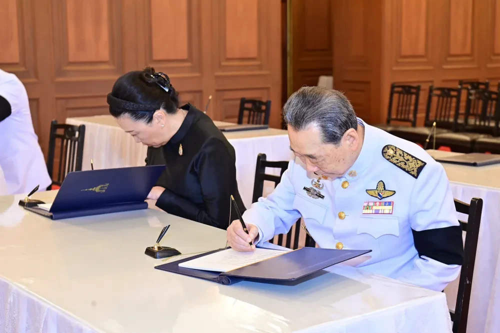CP Group Pays Tribute to Her Majesty Queen Sirikit The Queen Mother  Senior executives led by Mr Dhanin Chearavanont attend water presentation and sign book of condolence at Grand Palace