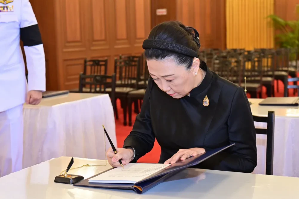 CP Group Pays Tribute to Her Majesty Queen Sirikit The Queen Mother  Senior executives led by Mr Dhanin Chearavanont attend water presentation and sign book of condolence at Grand Palace